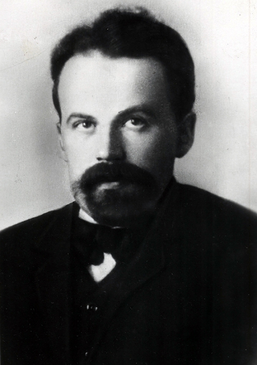 Новая выставка – персоналия начала работу в Байкальском музее - 1 слайд