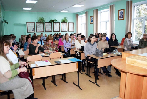 На семинаре для учителей, посвященном реализации экологического образования были распределены учебные пособия «Введение в байкаловедение, 5 класс» - 4 слайд