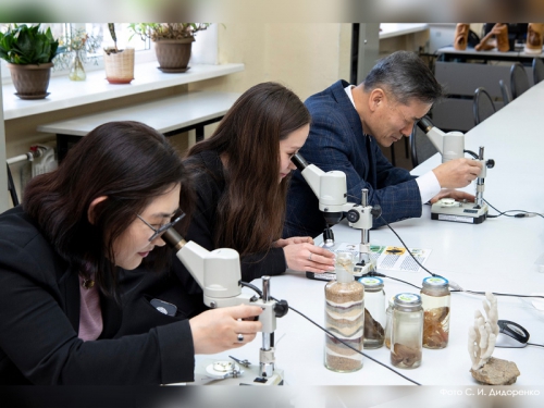 25 января Байкальский музей посетили представители Генерального консульства Кореи в г. Иркутске - 2 слайд